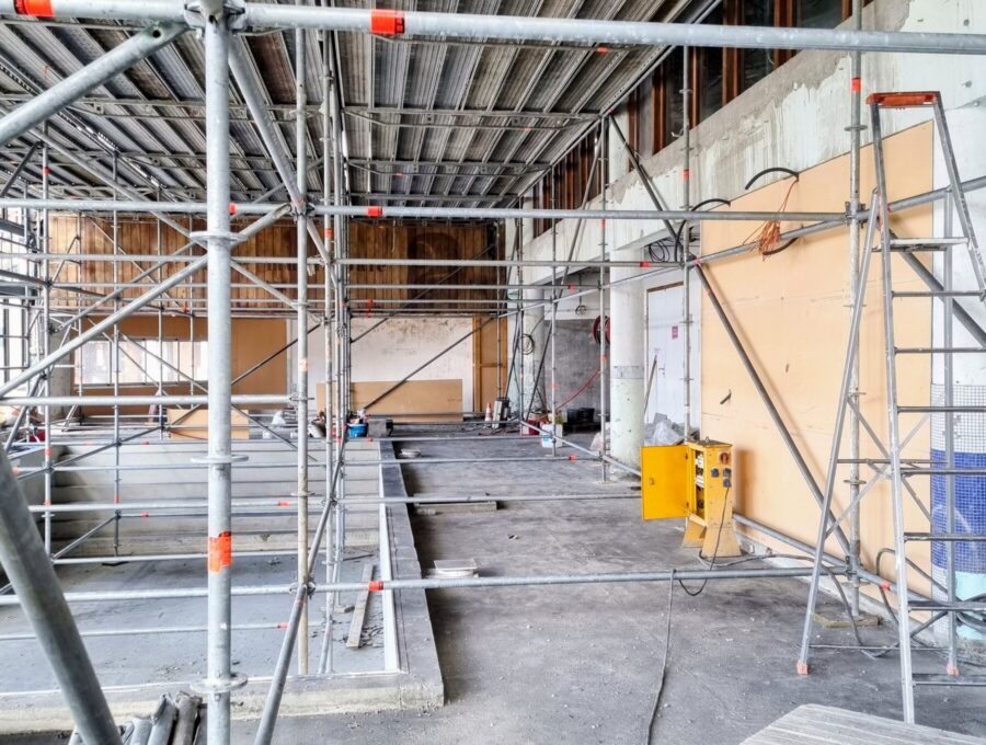Échafaudage multidirectionnel qui porte un plancher de travail en hauteur dans un bâtiment