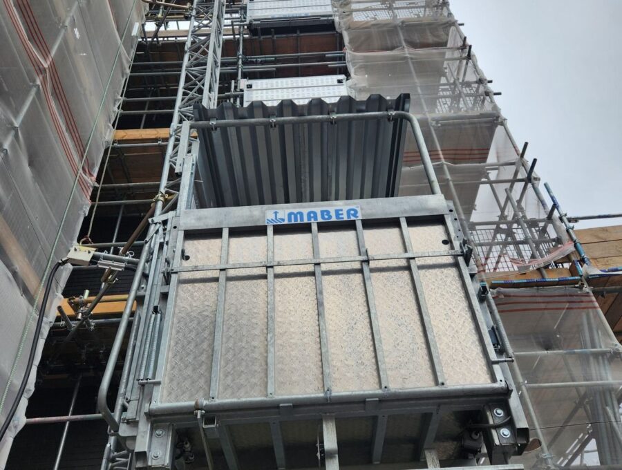 Plateforme de transport MABER MBC 1000 vue du pied du mât, le long d'un échafaudage de façade