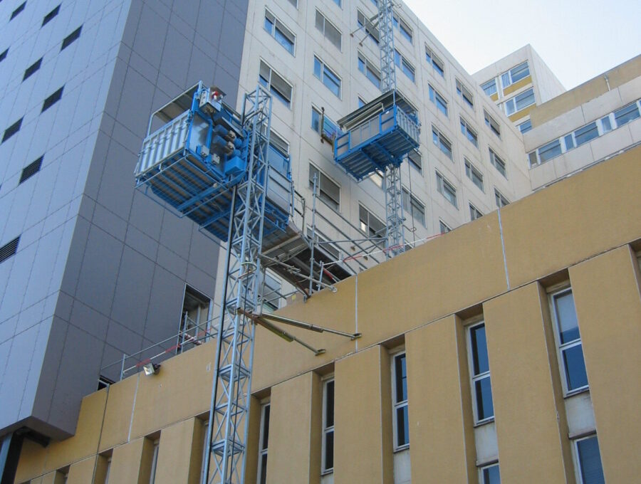 Deux lifts de chantier MABER MBC 2000 montés sur la façade d'un immeuble de grande hauteur en rénovation