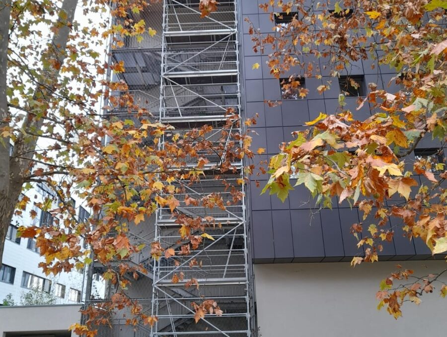 Sapine d'accès montée le long d'un immeuble, escalier de chantier qui dessert chaque étage