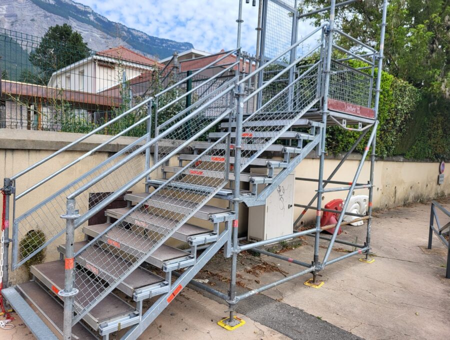 Tour escaliers d'échafaudage avec garde-corps grillagés et palier en haut des marches
